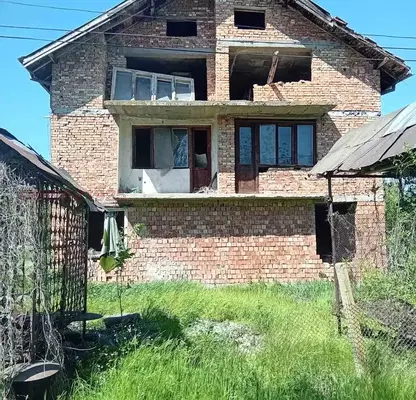 Снимка 4 — Триетажна къща с голям двор в с. Новоселци, област Видин