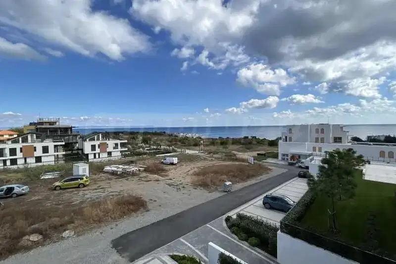 Three-room apartment with terrace and sea view in Chernomorets
