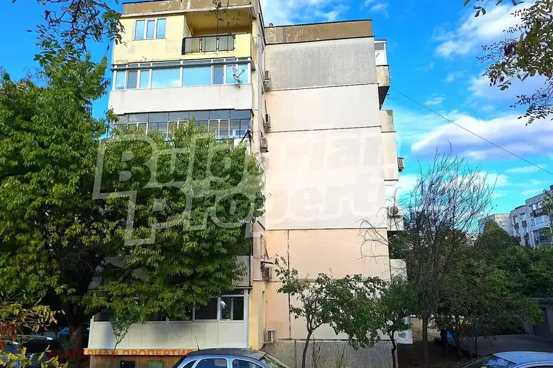 Three-room apartment with garage in Prolet district, Gorna Oryahovitsa