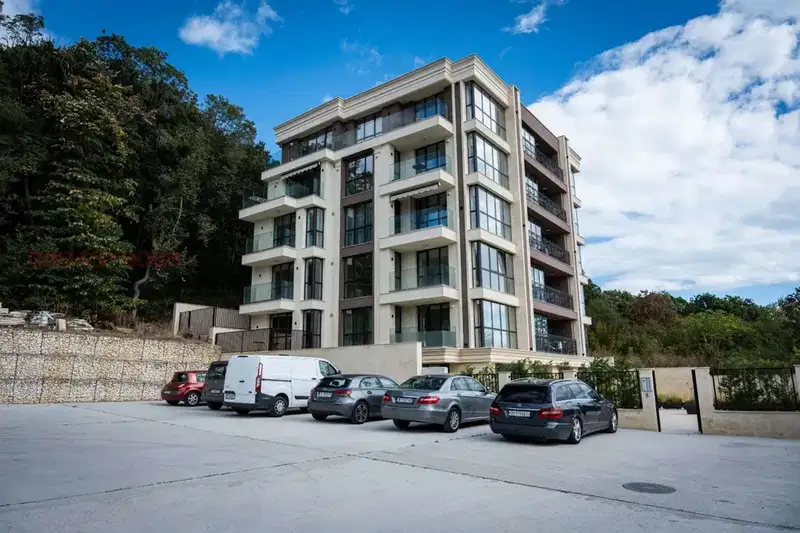 Two-room apartment on the ground floor in Chaika resort complex, Varna with parking space