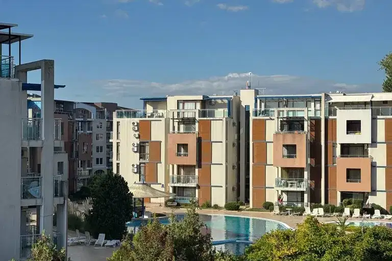 Spacious 2-room apartment in Sunny Beach with pool