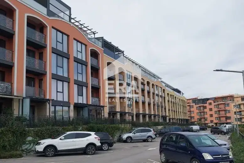 Тристаен апартамент с голяма тераса в Св.Св. Константин и Елена