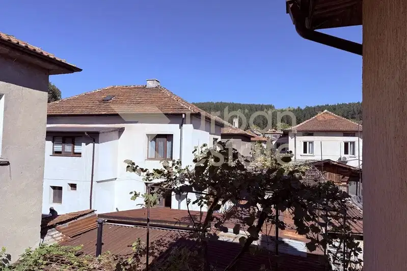 Three-room apartment with yard and garage in Pernik, Iztok