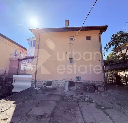 Photo 2 — Three-room apartment with yard and garage in Pernik, Iztok