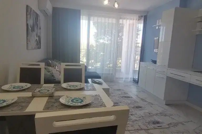 Двустаен апартамент с тераса в Център, Пловдив