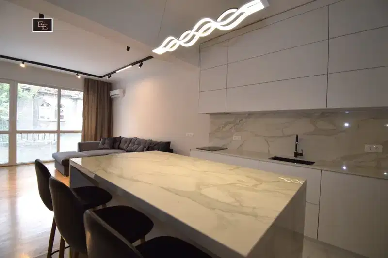 Three-room apartment with balcony in Center, Solunska St