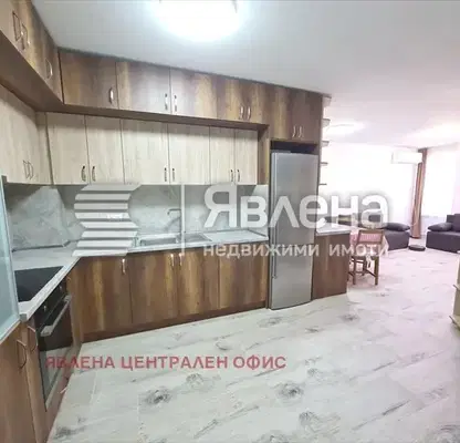 Снимка 2 — Тристаен апартамент с тераси в Център, София
