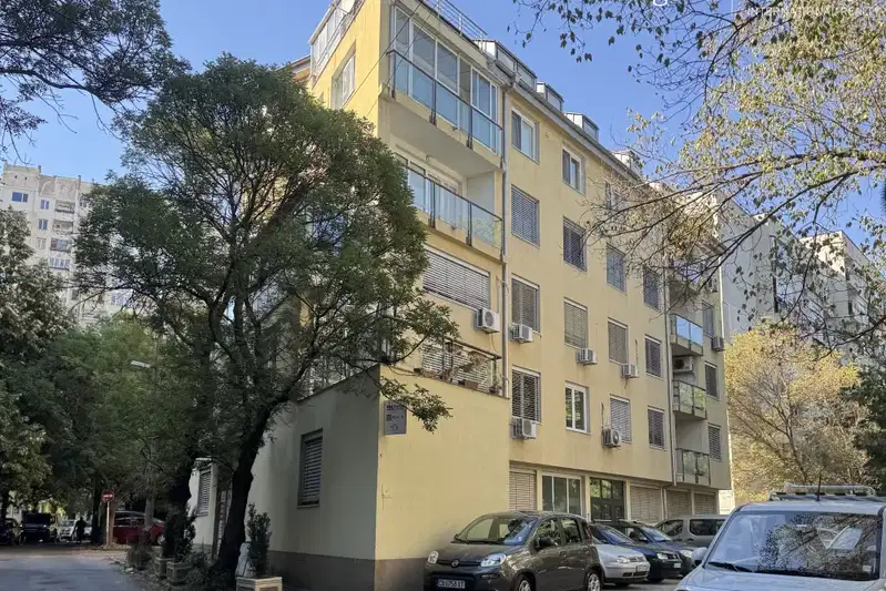Просторен 4-стаен апартамент в Гео Милев с паркомясто