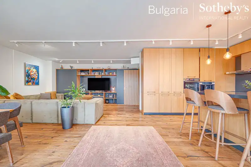 Four-room apartment 230 sq m in Sofia East with parking space