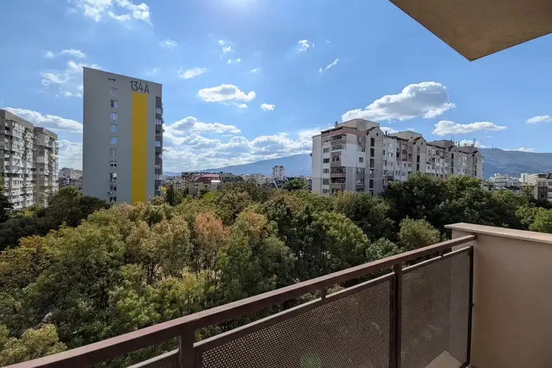 Тристаен апартамент с две бани в Красно село, София