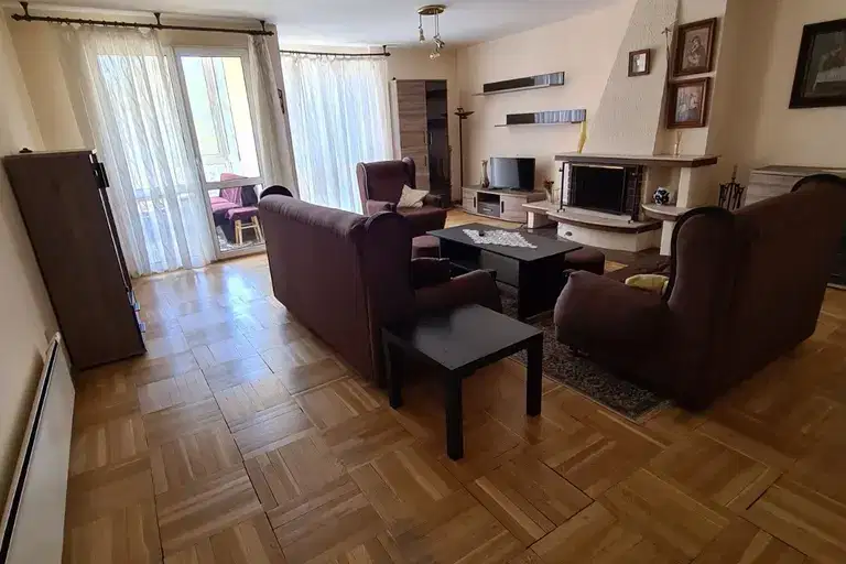Three-room apartment in Lozenets with fireplace and balcony