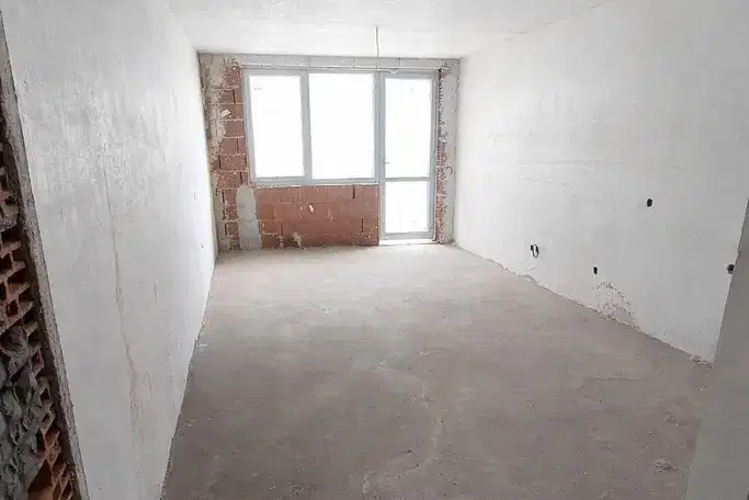 One-room apartment in Malinova dolina with east-west-south aspect