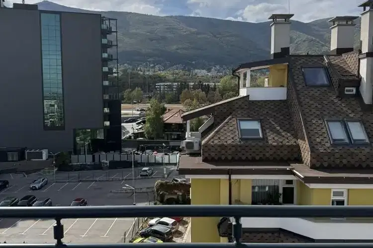 Spacious 4-room apartment in Manastirski Livadi with a view