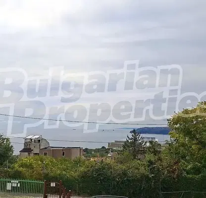 Снимка 2 — Тристаен апартамент с двор и морска гледка в Бриз, Варна