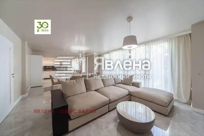Просторен 4-стаен апартамент в Център, Варна с тераса