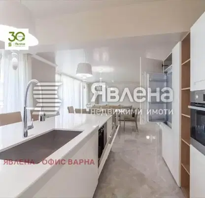 Снимка 4 — Просторен 4-стаен апартамент в Център, Варна с тераса