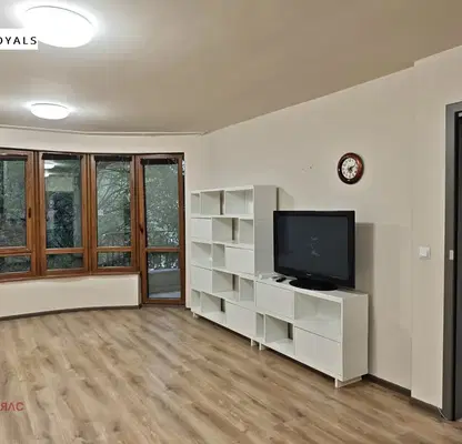 Снимка 2 — Тристаен апартамент с морска панорама в Гръцка махала, Варна