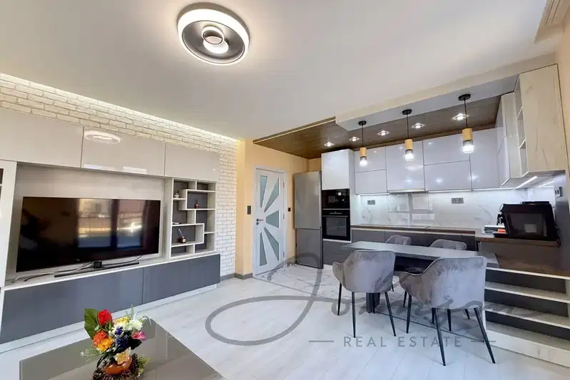 Three-room apartment in Kaisieva gradina with terrace and parking