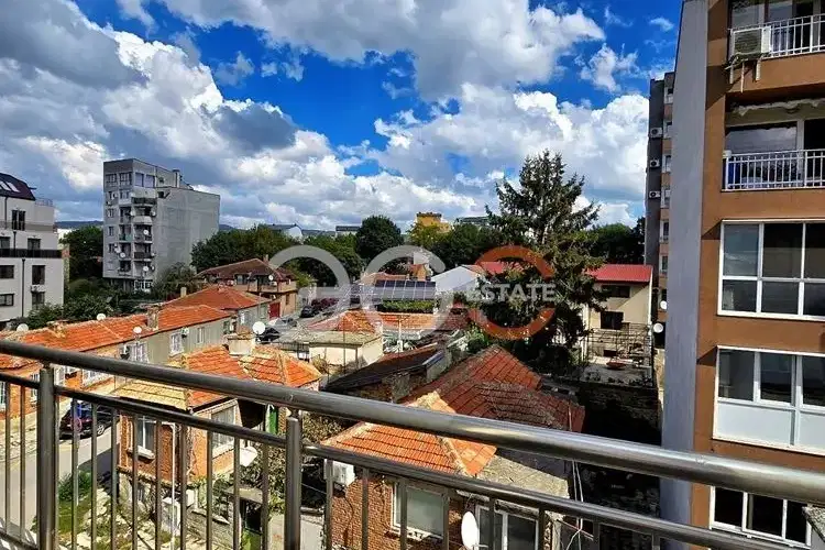 Двустаен апартамент с южно изложение в Колхозен пазар, Варна