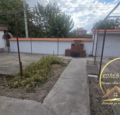 Снимка 5 — Двуетажна къща с магазин и голям двор в Димитровград