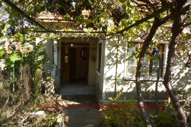 Three-room house for renovation in Chervenata prast, Dobrich
