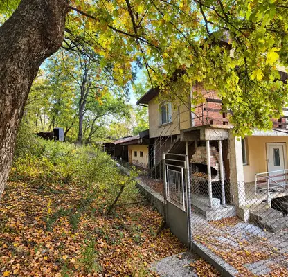Снимка 3 — Вила с 3 стаи и голям двор в местност Парта, Монтана
