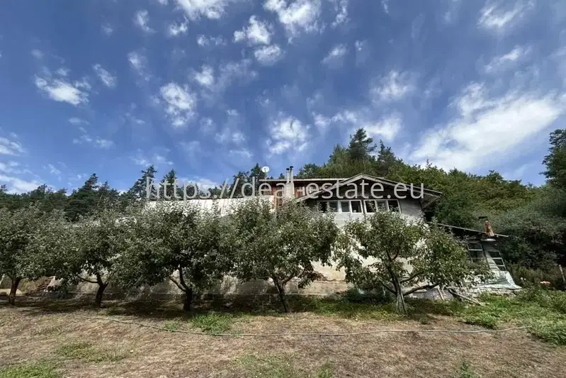 3-room house in Razlog with large yard and storage building