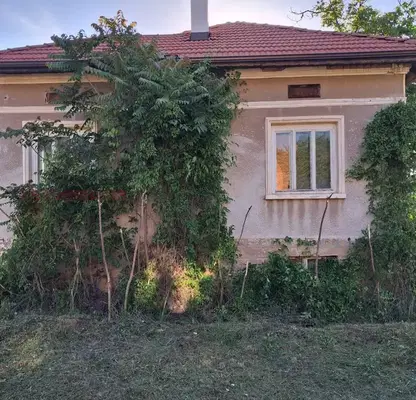Снимка 2 — Масивна къща с двор в село Синьо бърдо, област Враца
