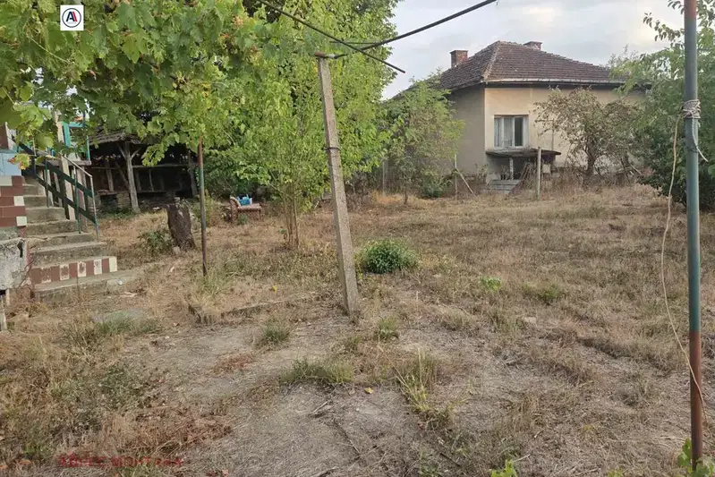 Къща с 2 стаи и двор в с. Боровци, област Монтана