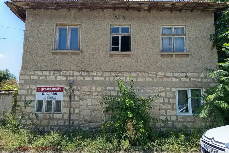 Two-storey house with yard and outbuildings in Tsenovo village