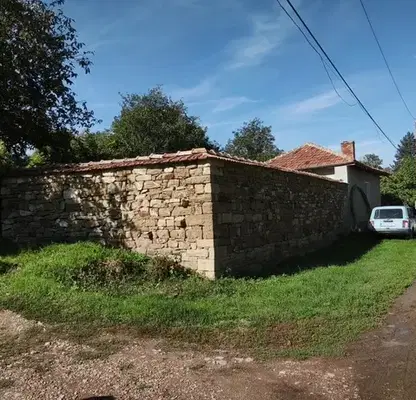Снимка 2 — Къща с 5 стаи в с. Горски горен Тръмбеш, двор 1000 кв.м.