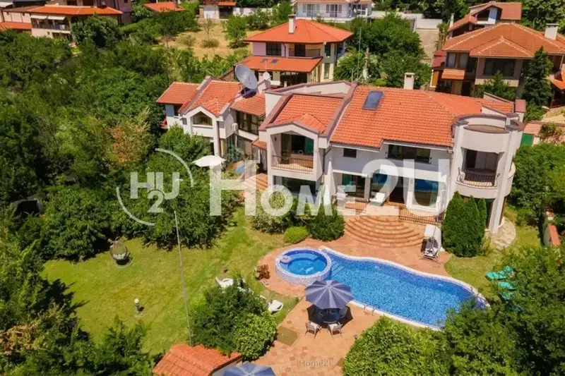 Spacious 9-room house with sea view in the village of Kosharitsa