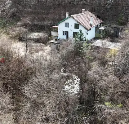Снимка 4 — Къща с 6 стаи и двор в с. Луково, област София