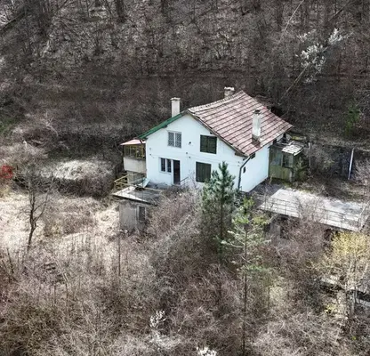 Снимка 5 — Къща с 6 стаи и двор в с. Луково, област София