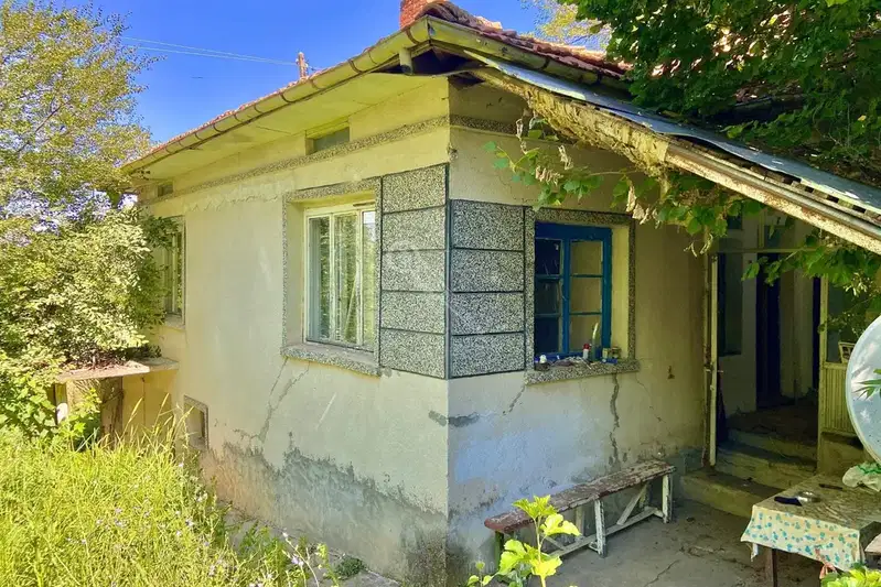3-room house in Nikolaevo village, Veliko Tarnovo region with yard