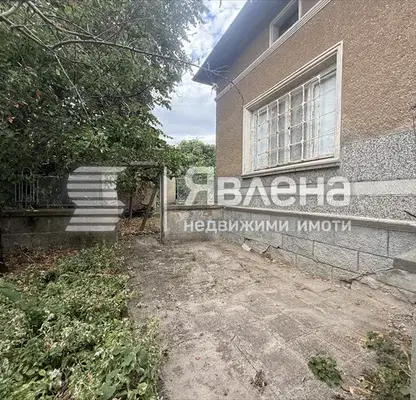 Снимка 2 — Едноетажна тухлена къща с двор в с. Оризово, обл. Стара Загора
