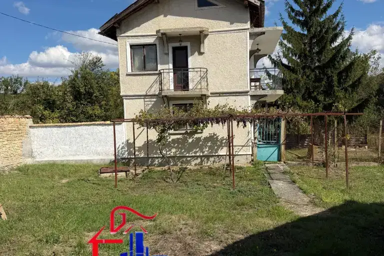 Двуетажна къща с двор в с. Овчарово, област Шумен