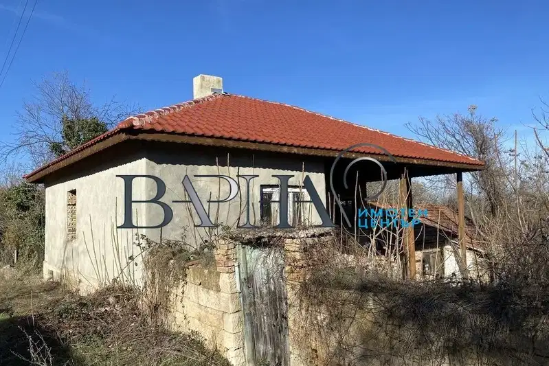 Къща с 3 стаи и голям двор в с. Равна, област Варна