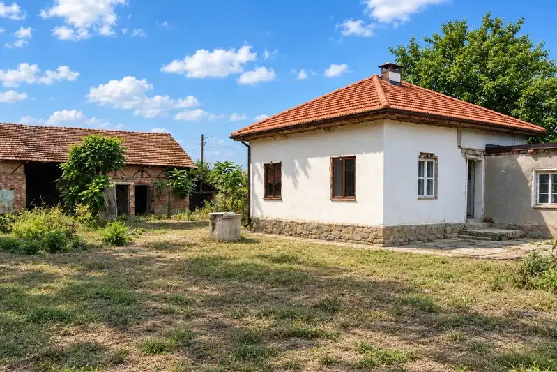 One-story house with yard in Resen village, Veliko Tarnovo region