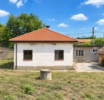 Photo 3 — One-story house with yard in Resen village, Veliko Tarnovo region