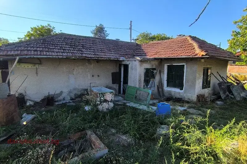 Къща с 3 постройки в с. Щръклево, област Русе