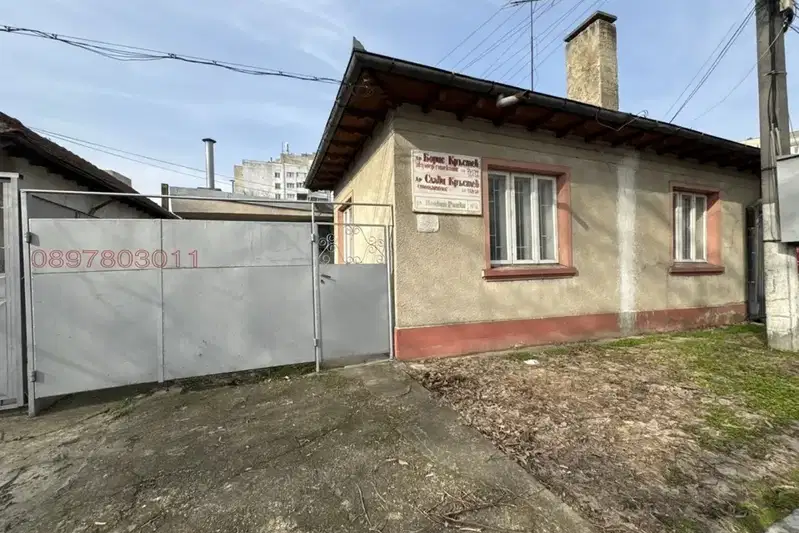 Къща с 3 стаи в центъра на Силистра с паркомясто