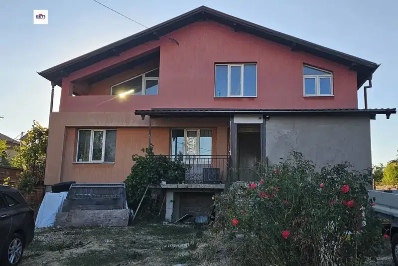 Двуетажна къща с 4 спални и голям двор в Суходол, София