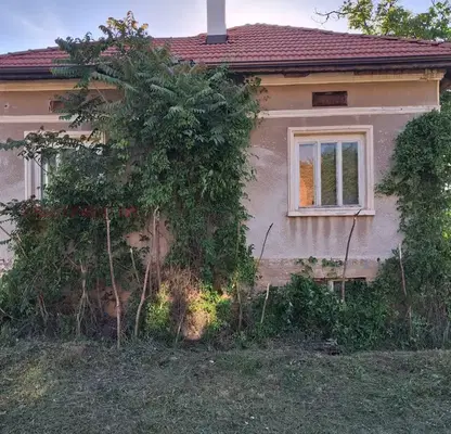 Снимка 2 — Къща с 3 стаи в Своге с голям двор и нов покрив