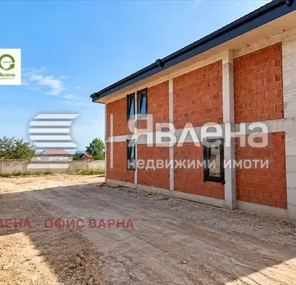 Снимка 2 — Просторна двуетажна къща с двор в Изгрев, Варна