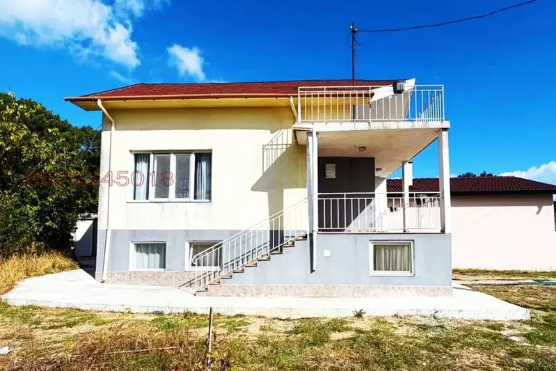 3-room house in m-t Borovets - north, Varna with yard