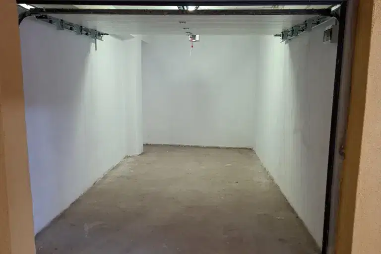 Garage in Pleven, Idealen Centyr