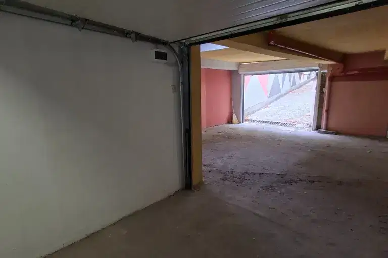 Garage in Pleven, Idealen Centyr