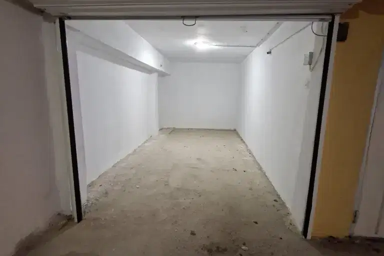 Garage in Pleven, Idealen Centyr