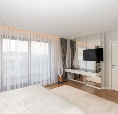 Снимка 3 — Тристаен апартамент 160 кв.м. в Център, с 3 тераси